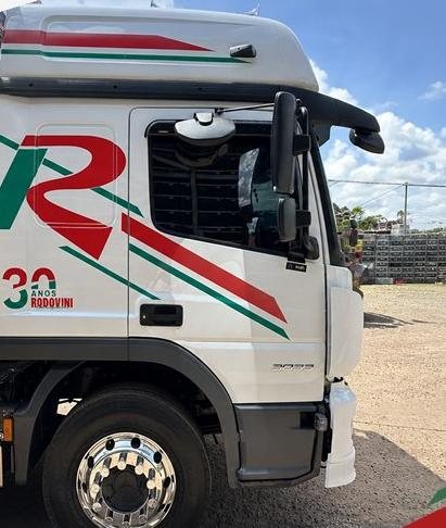 Cabine de um caminhão da Rodovini com o R da marca e o selo de 30 anos