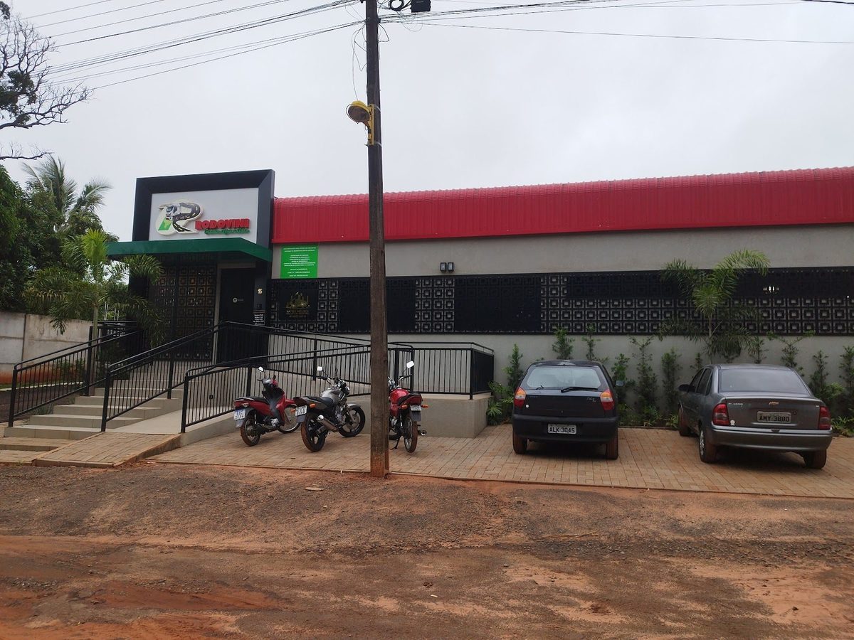 Entrada da sede da Rodovini com estacionamento